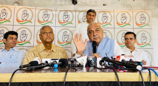 हरियाणा के पूर्व मुख्यमंत्री भूपेंद्र सिंह हुड्डा पत्रकाराें से बातचीत करते हुए