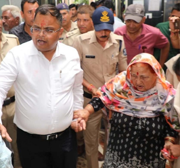 जनसुनवाई करते हुए नवागत कलेक्टर वर्मा