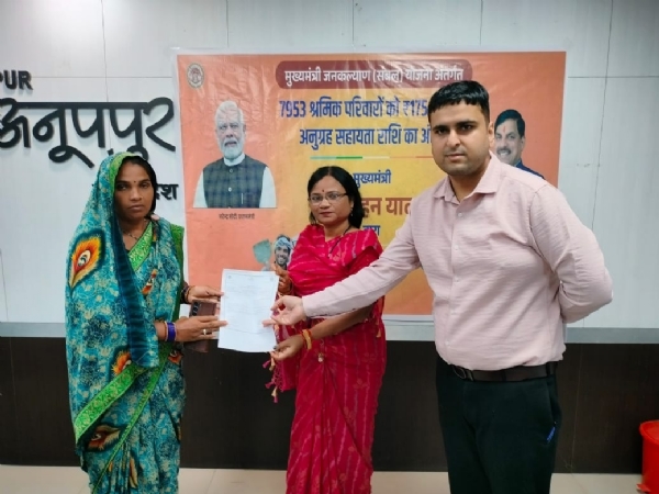 हितग्राही को प्रतीक स्वरूप अनुग्रह सहायता राशि का प्रमाण पत्र  सौंपती हुई जिला पंचायत अध्‍यक्ष