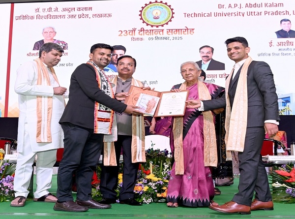विधार्थी को उपाधि देती राज्यपाल आनंदी बेन