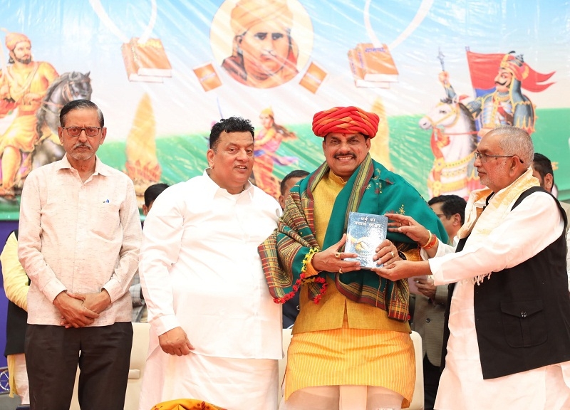 राजकोट के उपलेटा में श्री वैदिक मिशन ट्रस्ट के राष्ट्रकथा शिविर में मप्र के मुख्यमंत्री