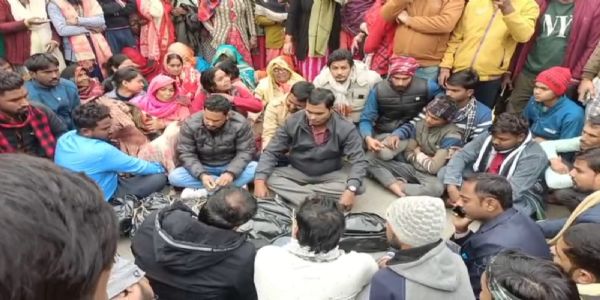 (संशोधित) उत्तर प्रदेश के कुशीनगर में युवक की हत्या, आक्रोशित परिजनों ने लगाया जाम, बुलडोजर एक्शन की मांग