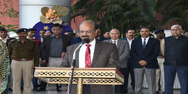 अथक परिश्रम एवं समन्वित प्रयासों से चरितार्थ करें देशभक्ति-जनसेवा का आदर्श वाक्‍यः डीजीपी मकवाणा