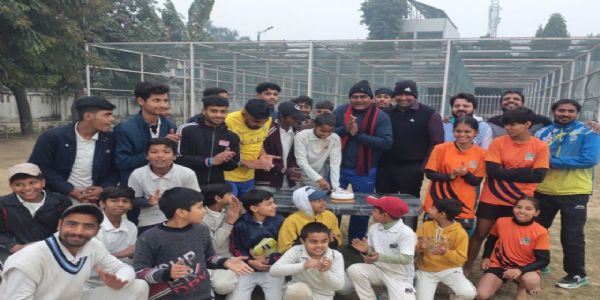 नेताजी सुभाष चंद्र बोस सोनकपुर स्पोर्ट्स स्टेडियम में खिलाड़ियों ने केक काटकर किया नए साल का स्वागत