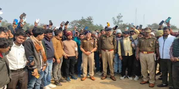 सोनभद्र पुलिस ने खोए हुए 253 मोबाइल फाेन स्वामियों को लौटाया
