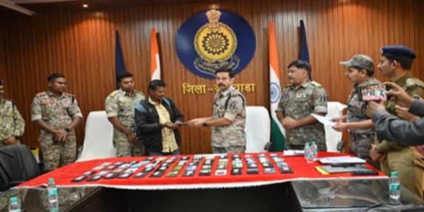 दंतेवाड़ा पुलिस ने नए वर्ष पर गुम हुए कुल 70 मोबाइल वापस लौटाया