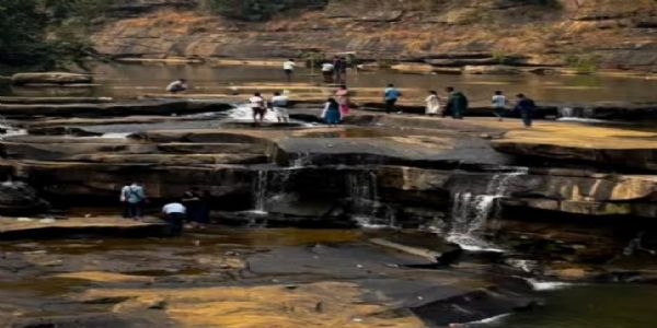 नव वर्ष की खुशियों से गुलजार लिखनिया दरी, आस्था और पर्यटन का अद्भुत संगम