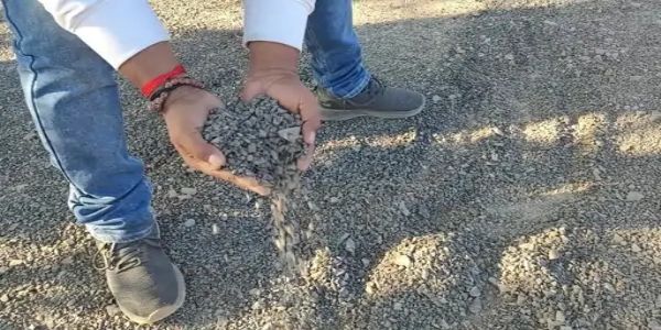 बलरामपुर : करोड़ों की सड़क, झाडू से उखड़ता डामर, जन-मन योजना की गुणवत्ता पर उठे गंभीर सवाल