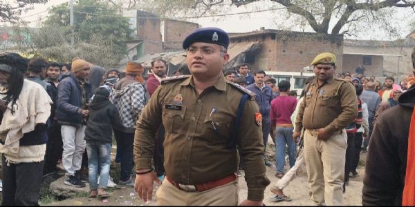 युवती ने पड़ोसी की फरसे से हत्या कर पहुंची पुलिस चौकी