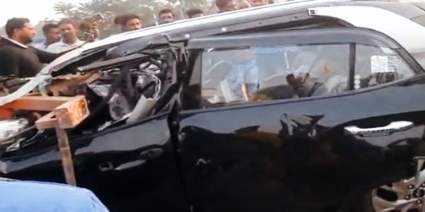 सड़क दुर्घटना तीन की मौत, चालक घायल