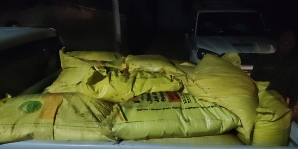 तस्करी के लिए रखे 46 बोरी यूरिया खाद बरामद