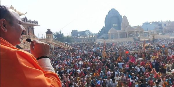 सीहोरः कुबेरेश्वर धाम में उमड़ा आस्था का सैलाब, साल के पहले दिन पहुंचे लाखों श्रद्धालु