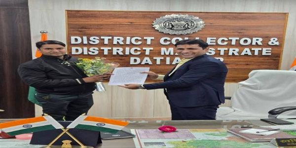 दतियाः नव वर्ष पर कलेक्टर ने तीन व्यक्तियों को सौंपे अनुकंपा नियुक्ति पत्र