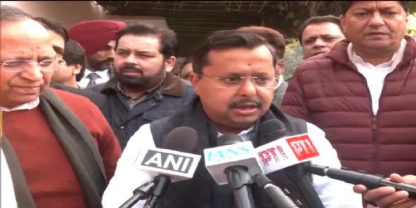 भाजपा के कार्यकारी अध्यक्ष नितिन नबीन मीडिया से बातचीत करते हुए