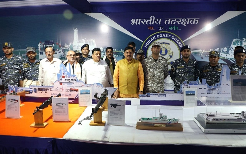 राजकोट के उपलेटा में 26वें राष्ट्र कथा शिविर में तटरक्षक बल की प्रदर्शनी का अवलोकन