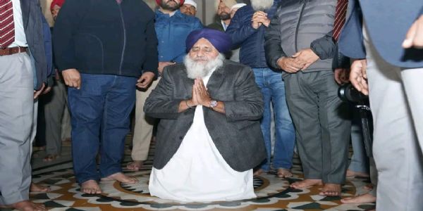 दरबार साहिब में नतमस्तक हाेते अकाली दल अध्यक्ष सुखबीर बादल