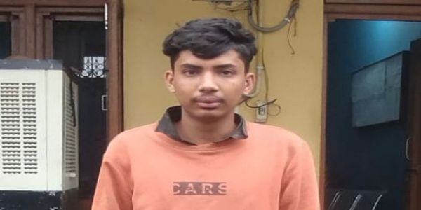 जम्मू की अंतरराष्ट्रीय सीमा के पास से पकड़े गए एक बांग्लादेशी नागरिक को बीएसएफ ने जम्मू-कश्मीर पुलिस को सौंपा जम्मू की अंतरराष्ट्रीय सीमा के पास से पकड़े गए एक बांग्लादेशी नागरिक को बीएसएफ ने जम्मू-कश्मीर पुलिस को सौंपा