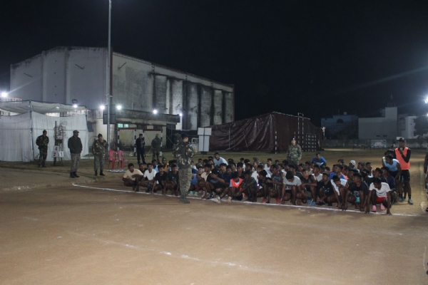 समूह में खड़े हुए युवा।