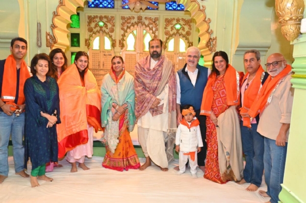 परिवार के साथ राधिका मर्चेंट और विशाल बावा।