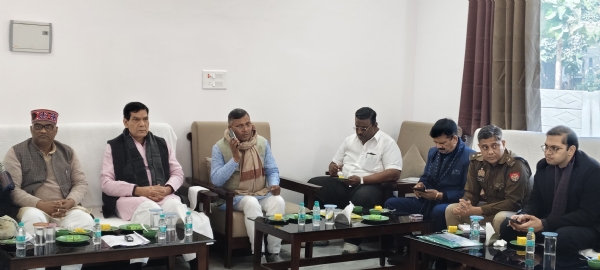 प्रभारी मंत्री ए के शर्मा अधिकारियों के साथ बैठक करते हुए