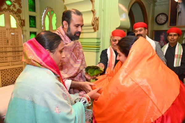 राधिका मर्चेंट का समाधान करते विशाल बावा