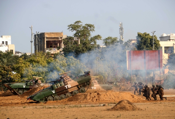 नो योर आर्मी प्रदर्शनी में सेना के आधुनिक उपकरणों और हथियारों का प्रदर्शन