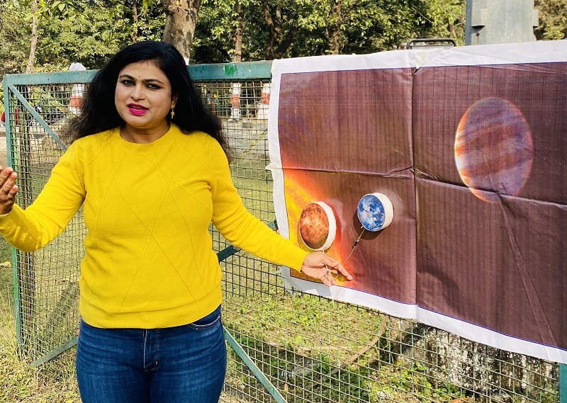 खगोलीय घटना की जानकारी देते हुए सारिका खगोलीय घटना की जानकारी देते हुए सारिका