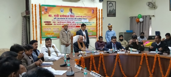 समीक्षा बैठक करते हुए प्रभारी मंत्री