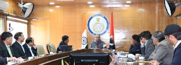 हरियाणा पुलिस महानिदेशक अजय सिंघल अधिकारियाें की बैठक लेते हुए