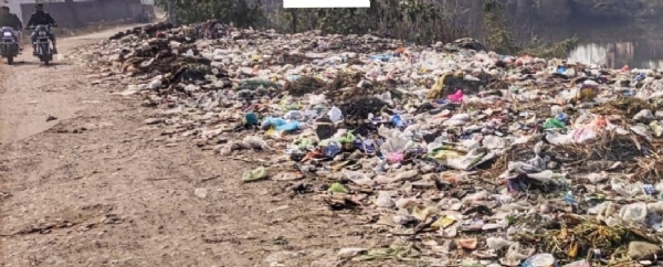 गांव में फैली गंदगी