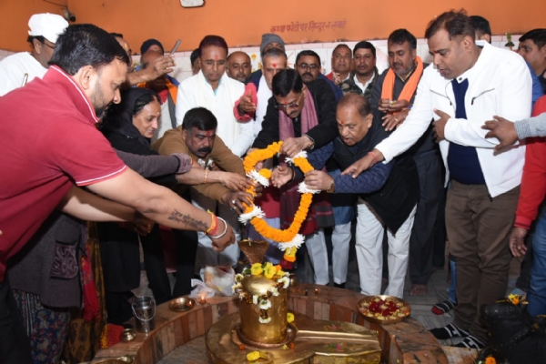 पूजा अर्चना करते रक्षा राज्य मंत्री