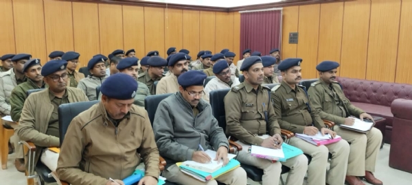 बैठक करते हुए अधिकारी