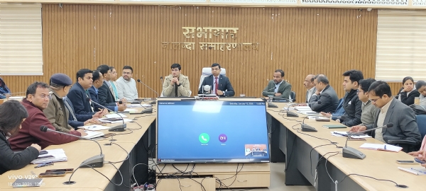 कार्यक्रम की समीक्षा करते डीएम व एसपी