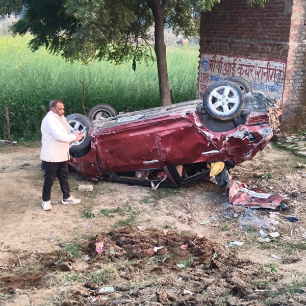 दुर्घटनाग्रस्त हुई कार की फोटो