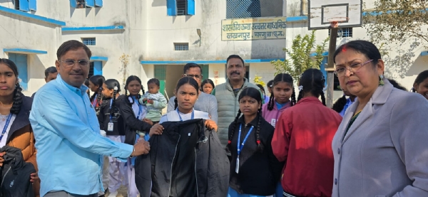 स्कूली छात्राओं को बांटे गए स्वेटर