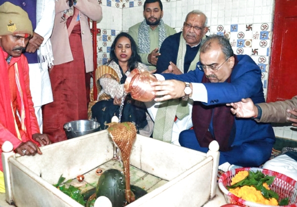 पूजा करते हुए मंगल पांडेय