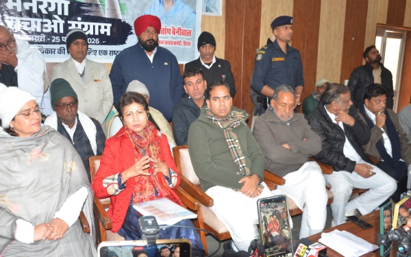 पत्रकारों से बातचीत करती सांसद कुमारी सैलजा।