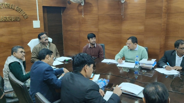 मुख्य निर्वाचन पदाधिकारी बैठक करते