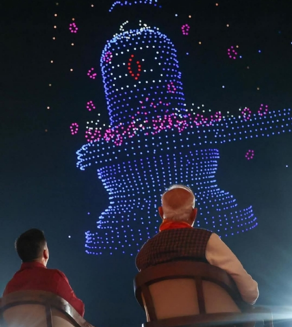 सोमनाथ में ड्रोन शो देखते प्रधानमंत्री नरेंद्र मोदी