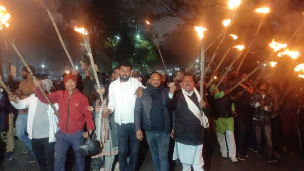 मशाल जुलूस में शामिल समिति के सदस्यों की तस्वीर मशाल जुलूस में शामिल समिति के सदस्यों की तस्वीर