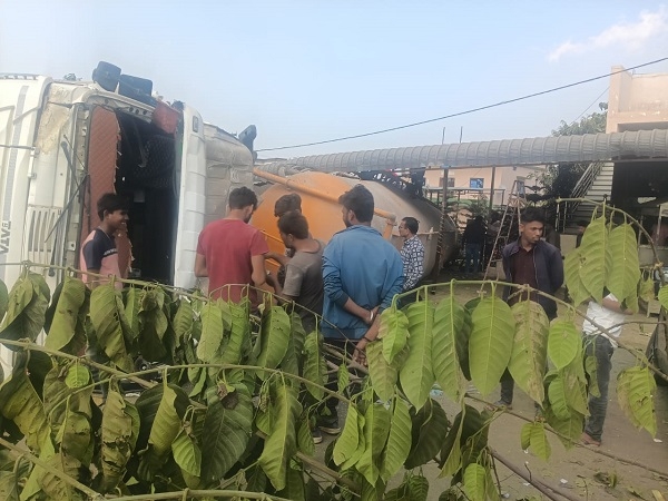 सागर : बेकाबू 22 चक्का ट्रक ढाबे में घुसा, SUV पर पलटा, बाल-बाल बचे लोग