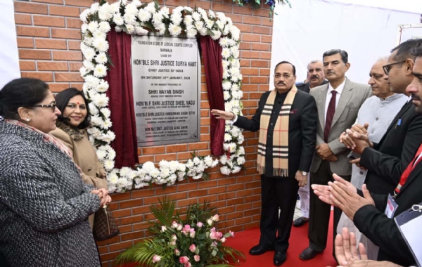 बरवाला में नए न्यायिक परिसर का शिलान्यास करते सीजेआई सूर्यकांत व अन्य न्यायिक अधिकारी। बरवाला में नए न्यायिक परिसर का शिलान्यास करते सीजेआई सूर्यकांत व अन्य न्यायिक अधिकारी।