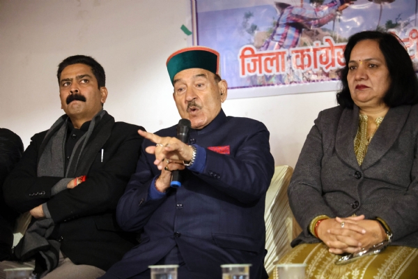 मंडी में पत्रकारों से बात करते हुए कौल सिंह ठाकुर।