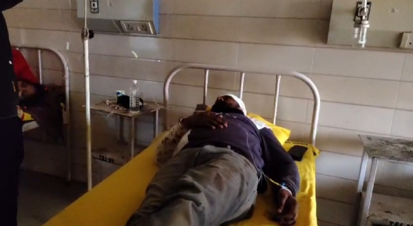 घायल के इलाज की फोटो