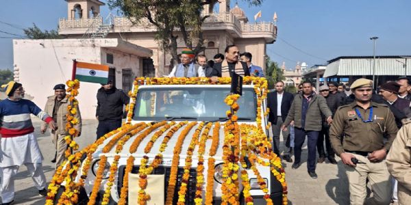 खुली जीप में ग्रामीणों का अभिवादन करते चीफ जस्टिस सूर्यकांत।