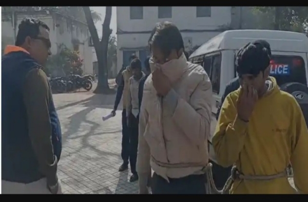 आरोपी को लेकर जाती पुलिस