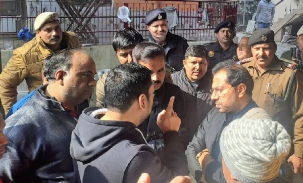 समालखा में पीड़ित परिवार से मिलते विधायक मनमोहन भड़ाना।