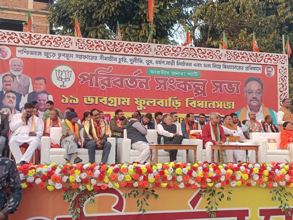 सभा मंच में उपस्थित राज्य भाजपा अध्यक्ष शमिक भट्टाचार्य सहित कई वरिष्ठ नेता  