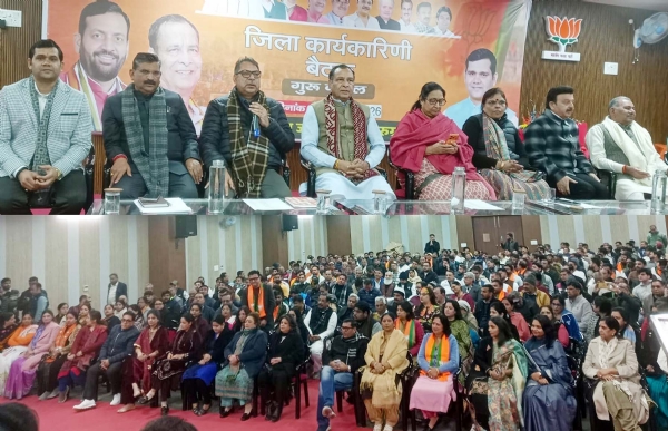 गुरुग्राम में भाजपा के कार्यकारी राष्ट्रीय अध्यक्ष नीतिन नबीन के गुरुग्राम दौरे की तैयारियों को लेकर बैठक लेते प्रदेश अध्यक्ष मोहन लाल बड़ौली व मंचासीन अन्य नेतागण।