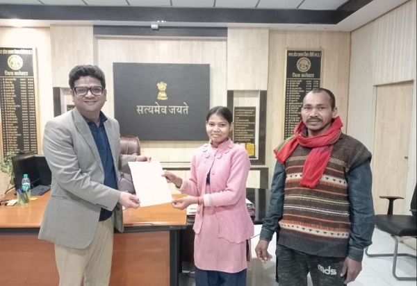 कलेक्टर स्वरोचिष सोमवंशी ने शनिवार को अनामिका बैगा से मुलाकात की